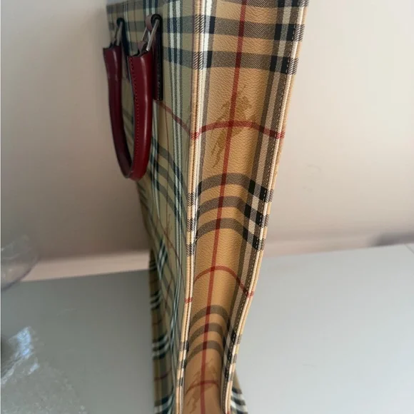 Burberry Tote Preowned In Great condition - Picture 5 of 9